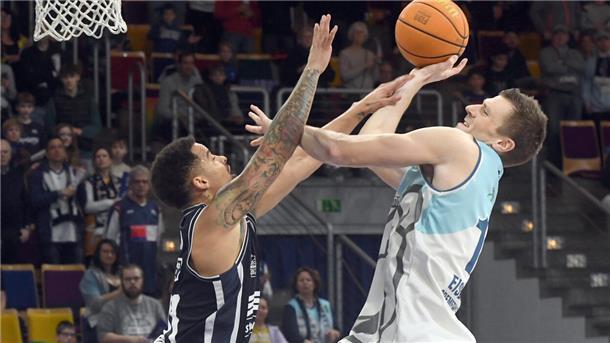  Basketballer Robert Oehle  von den Eisbären Bremerhaven  wirft einen Korb.