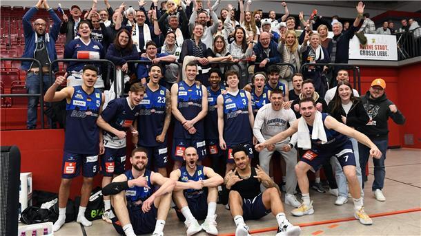 Die Eisbären feiern mit ihren Fans den Sieg im Nordderby in Quakenbrück.