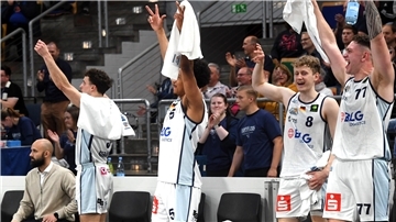 Die Eisbären feierten in der Playoff-Serie gegen die Gießen 46ers ihren ersten Sieg.