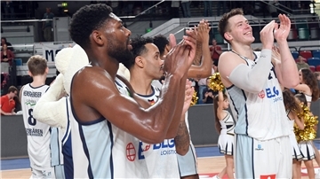 Die Eisbären hatten nach dem Kantersieg zum Saisonauftakt der ProA Grund zum Strahlen.