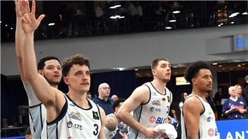 Die Eisbären-Profis (von links) Jake Biss, Zharon Richmond, Hendrik Warner und Nils Owen Schmitz denken weiter nur von Spiel zu Spiel und noch nicht an die Playoffs.