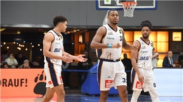 Die Eisbären-Profis (von links) Jarelle Reischel, Nick Hornsby und Aaron Cook hatten nach dem Spiel bei Phoenix Hagen einiges zu diskutieren.
