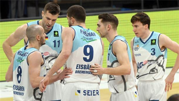 Die Eisbären-Profis (von links) Simon Krajcovic, Robert Oehle, Matt Freeman, Adrian Breitlauch und Matt Frierson melden sich zurück aus der Länderspielpause. Am Freitag geht es in der Stadthalle gegen Tabellenführer Rasta Vechta, gegen den das Hinspiel mit 67:72 verloren wurde.