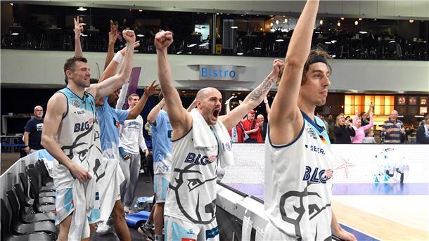 Die Eisbären setzten das I-Tüpfelchen auf ihre starke Rückrunde und lösten in Düsseldorf das Playoff-Ticket. 