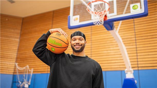 Ein Basketballspieler mit einem Ball auf der Suchulter: Jemarl Baker von den Eisbären Bremerhaven 