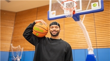 Ein Basketballspieler mit einem Ball auf der Suchulter: Jemarl Baker von den Eisbären Bremerhaven 