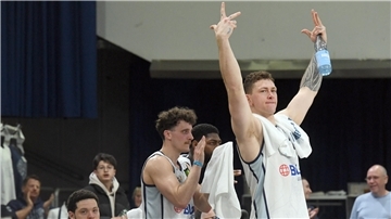 Spieler der Eisbären Bremerhaven jubeln.