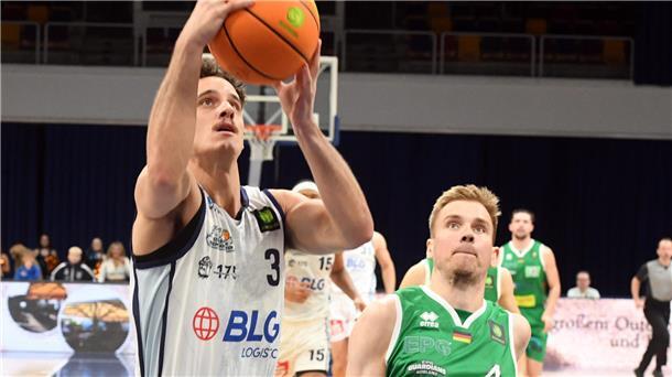 Ein Basketballspieler setzt zum Korbwurf an. Die Eisbären um Jake Biss müssen in Koblenz mit einer sehr aggressiven Spielweise rechnen.