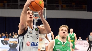 Ein Basketballspieler setzt zum Korbwurf an. Die Eisbären um Jake Biss müssen in Koblenz mit einer sehr aggressiven Spielweise rechnen.