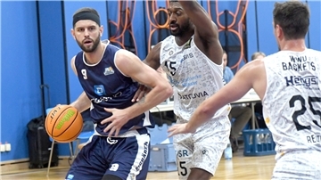 Die Eisbären um Matthew Freeman taten sich im Testspiel gegen Münster schwer mit der aggressiven Defense der Gäste.