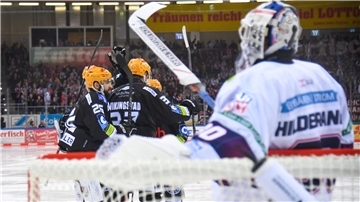 Die Eisbären um Torwart Jake Hildebrand haben am Freitag den zehnten Titel vor Augen, aber die Fischtown Pinguins wollen in der heimischen Eisarena zurückschlagen und die Serie zurück nach Berlin bringen.