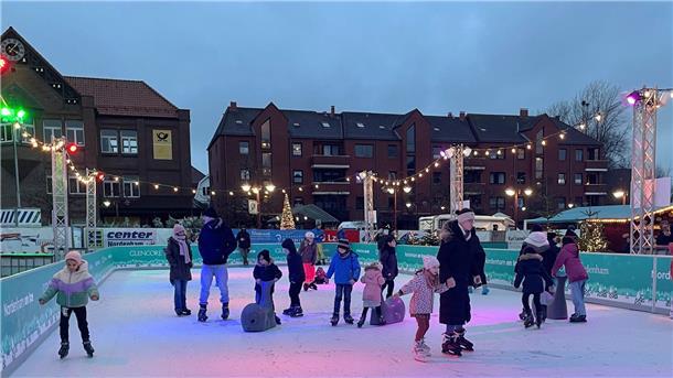 Schlittschuhlaufen auf einer künstlichen Eisbahn