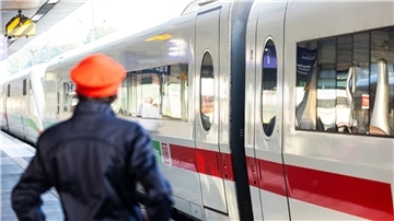 Die Eisenbahn- und Verkehrsgewerkschaft EVG fordert erhebliche Lohnsteigerungen.