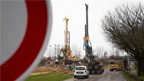 Die Eisenbahnbrücke über der Straße „Zur Hexenbrücke“ wird neu gebaut. Ein 56 Jahre alter Mann starb an den Folgen eines Arbeitsunfalls.