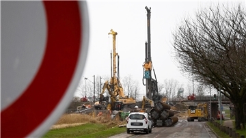 Die Eisenbahnbrücke über der Straße „Zur Hexenbrücke“ wird neu gebaut. Ein 56 Jahre alter Mann starb an den Folgen eines Arbeitsunfalls.