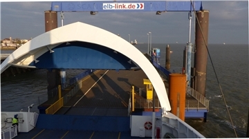 Blick von der Elb-Link-Fähre auf den Anleger