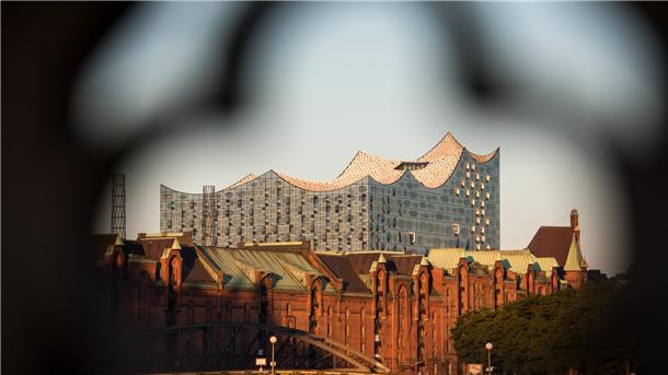Die Elbphilharmonie, davor die Speicherstadt. Am 21. Oktober fährt der SoVD-Ortsverband Wilstedt in die Hansestadt, dabei wird auch ein Besuch auf der öffentlichen Elphi-Aussichtsplattform nicht fehlen.