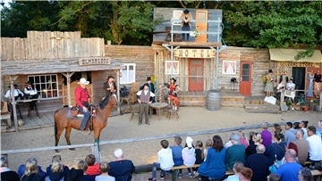 Die Elmtown Drifters nehmen sich selbst und die aktuelle Weltlage durch viele Anspielungen in ihrem aktuellen Stück auf die Schippe. Das Publikum dankt’s mit begeistertem Applaus.