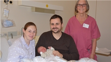 Die Eltern Anna und Till Schmedes freuen sich gemeinsam mit Hebamme Ilse Ochner über die Geburt von Carl Schmedes. Der Junge kam am 2. Januar in der OsteMed-Klinkik zur Welt.