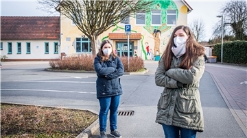 Die Eltern fordern für den Nachwuchs an der Surheider Schule die Etablierung einer weiteren Hortgruppe zur Betreuung der Schüler. Miriam Schaller (links) und Anna Bey sind zwei der Erziehungsberechtigten. 