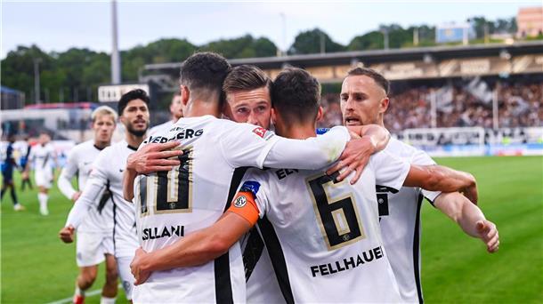 Heidenheim bleibt erstklassig - Elversberger Traum geplatzt Die Elversberger Spieler jubeln über das Ausgleichstor.