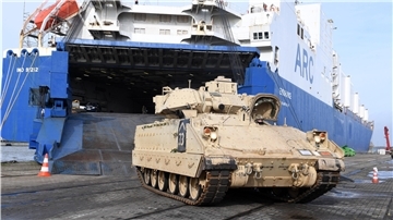 Die „Endurance“ wird seit Freitag entladen. Das US-Frachtschiff hat unter anderem 350 Panzer geladen.