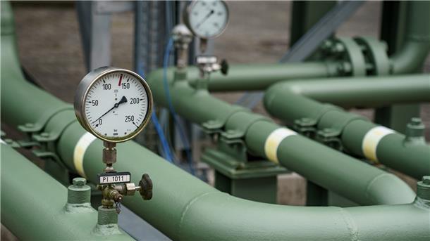 Messinstrumente zeigen den Leitungsdruck der Rohrleitungen eines Gaspeichers an.