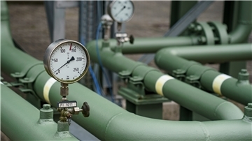 Messinstrumente zeigen den Leitungsdruck der Rohrleitungen eines Gaspeichers an.