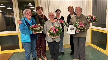 Die engagierten Damen des Frauenchores Burhaver Intermezzo: (von links): die neue Vorsitzende Monika Klein-Obeth mit Barbara Entrich, Antje Gebauer, Karin Strietzel-Gerdes, die scheidenden Vorsitzende Renate Siefken und Anke Ehlers.