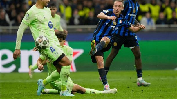 Drama mit Verlängerung: Inter wirft Flick und Barça raus Die Entscheidung: Inters Davide Frattesi (r.) trifft in der Verlängerung.