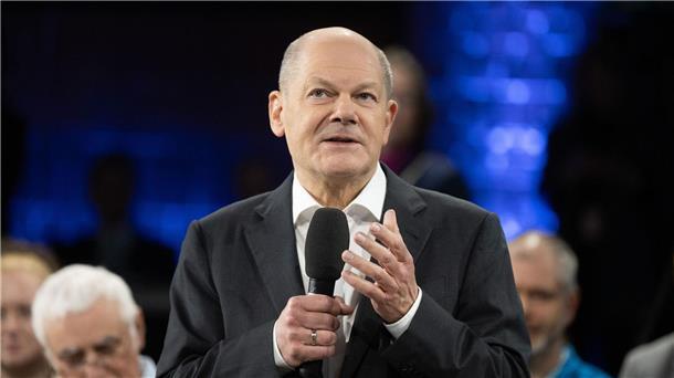 Die Ukraine-Doppelstrategie des Kanzlers Die Entscheidung, Taurus-Marschflugkörper an die Ukraine zu liefern oder nicht, müsse man genau überdenken, sagt Olaf Scholz.