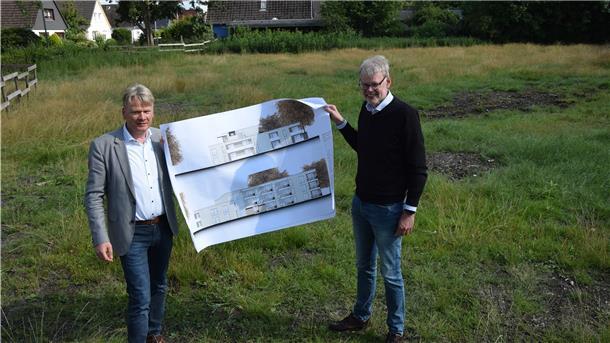 Stäwog-Chef Sieghard Lückehe und Architekt Wilke-Bernd Wiedenroth zeigen eine Ansicht von dem Gebäudekomplex.