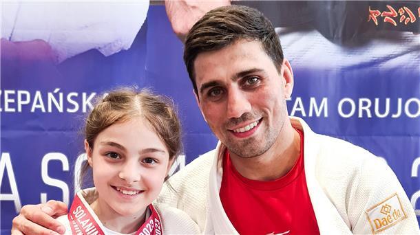 Kano-Judoka sammeln 16 Medaillen in Polen ein Die erfolgreiche Zhannat Tashtamirova mit dem Turnier-Ehrengast Rustam Orujov, Europameister 2016, Vizeolympiasieger 2016 und Vizeweltmeister von 2017 und 2019.