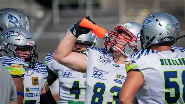 Die Erfrischung haben sich die Spieler der Bremerhaven Seahawks verdient. Ungeschlagen wurden sie Verbandsliga-Meister.