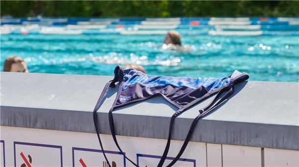 Oben-Ohne-Baden künftig auch für Frauen in Berlins Bädern Die Erlaubnis des Oben-ohne-Badens für alle - also auch Frauen - stößt bei Männern auf größere Zustimmung als bei weiblichen Befragten.