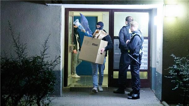Waffen und Geld - Tausende Asservate der RAF gesichert Die Ermittler beschlagnahmten mehrere Tausend Asservate, darunter Waffen, Bargeld und digitale Medien. (Archivfoto)