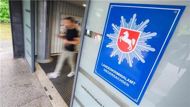 Die Ermittler rücken zu Durchsuchungen in Berlin und Frankfurt an - bei einer „unverdächtigen Person“. (Symbolbild)