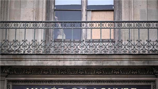 Nach Kunstraub im Louvre: Frankreich prüft Museumsschutz Die Ermittler suchen weiter nach Spuren der flüchtigen Täter.