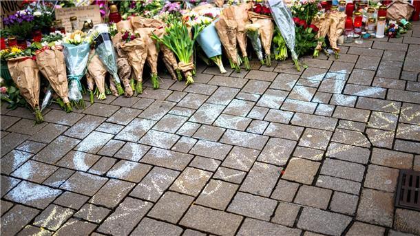 Tödliche Polizeischüsse - Ermittler prüfen Videoaufnahmen Die Ermittlungen nach den tödlichen Polizeischüssen auf einen 21-Jährigen laufen. Die Anteilnahme und Trauer in Oldenburg ist groß.