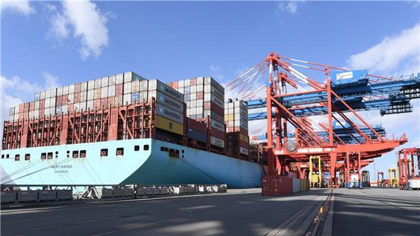 Containerschiff vor Containerbrücken