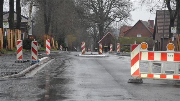 Die erste Asphaltschicht ist aufgetragen, der Fahrbahnteiler an der Ortsdurchfahrt in Rhadereistedt ist gebaut, der Bereich an den Bushaltestellen muss noch gepflastert werden.
