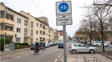 Die erste Fahrradstraße in der Innenstadt ist fertig. Während sie schon fleißig von Radlern genutzt wird, wirken die Autofahrer oftmals noch verunsichert