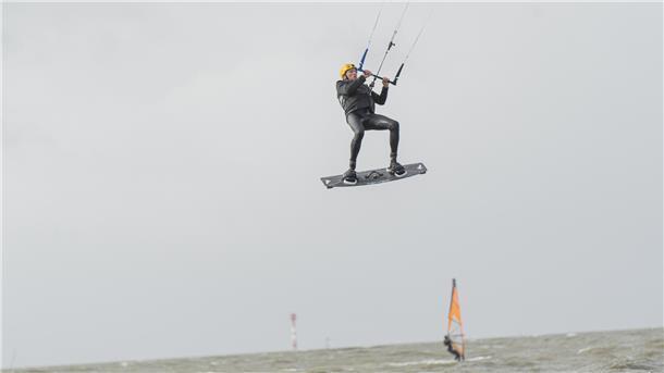 Die erste Sturmflut der Saison lockt zahlreiche Nordseefreunde an die Küste – mitten hinein ins Spiel von Wind und Wasser.