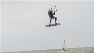 Die erste Sturmflut der Saison lockt zahlreiche Nordseefreunde an die Küste – mitten hinein ins Spiel von Wind und Wasser.