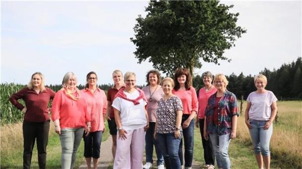 Die erste Vorsitzende des Landfrauenvereins Bramstedt, Simone Gerdes (5. von links), hat bereits im Spätsommer mit ihrem engagierten Vorstandsteam ein vielseitiges und kreatives Programm für 2024 erarbeitet. 