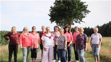 Die erste Vorsitzende des Landfrauenvereins Bramstedt, Simone Gerdes (5. von links), hat bereits im Spätsommer mit ihrem engagierten Vorstandsteam ein vielseitiges und kreatives Programm für 2024 erarbeitet. 