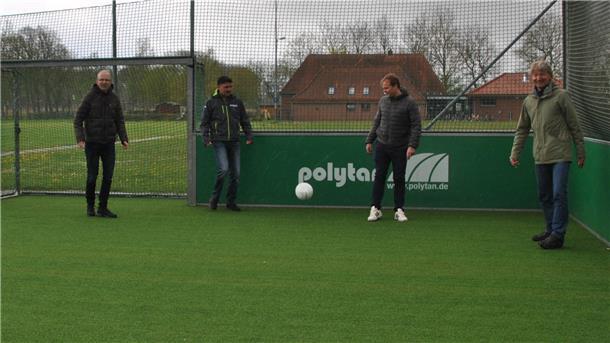 Die ersten Ballstafetten auf dem neuen Kleinspielfeld wagen (von links) Jens Leiminer, Wilhelm Karsten, Christoph Reiprich und Winfried Korter.