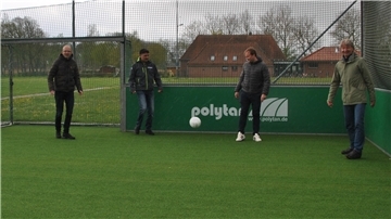Die ersten Ballstafetten auf dem neuen Kleinspielfeld wagen (von links) Jens Leiminer, Wilhelm Karsten, Christoph Reiprich und Winfried Korter.