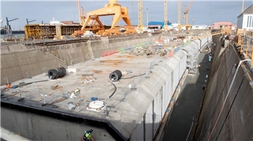  Betonbauwerk in einem Dock. 