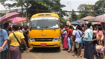 Die ersten Busse mit Gefangenen verlassen im Rahmen einer Massenamnestie das Insein-Gefängnis in Myanmars größter Stadt Yangon.